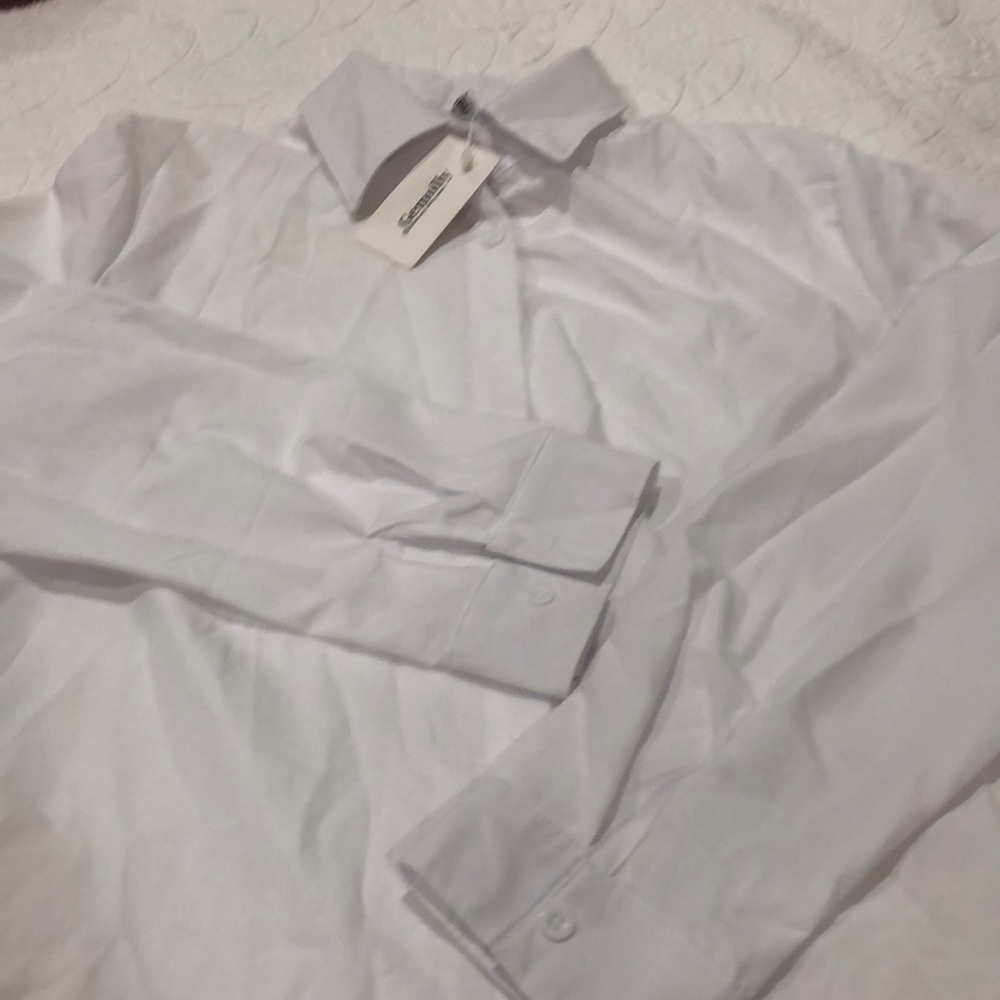 White womens dress long sleeve button up shirt. Size XL Gemolly brand.
